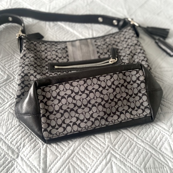 Authentic Coach. Excellent Condition! - Picture 2 of 8